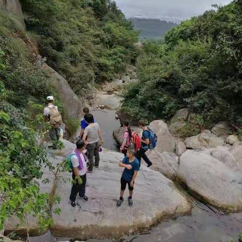 雨中慢登锦绣涧