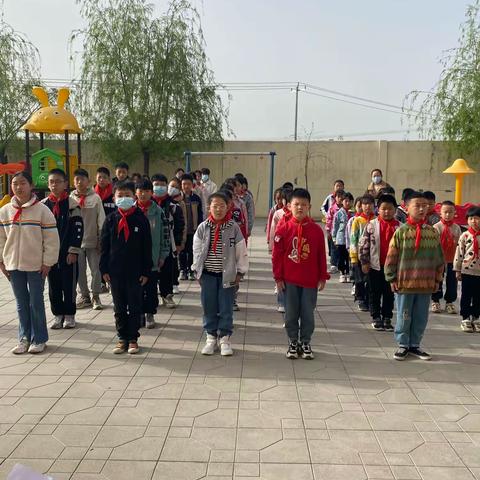 红旗飘扬，伴我成长一一北湖小学升旗仪式