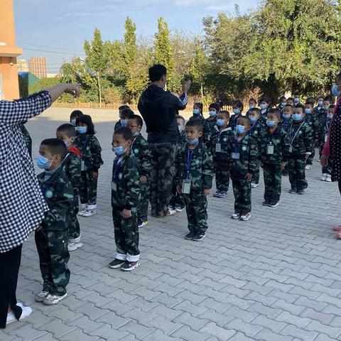 伊宁市第十八小学一年级路队训练