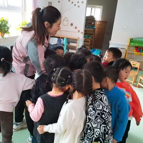 云景豪庭幼儿园睿智情商自我探索营第十周《我们的一天》