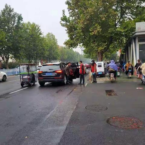 友谊护航者——记石家庄市友谊大街小学三（2）班执勤