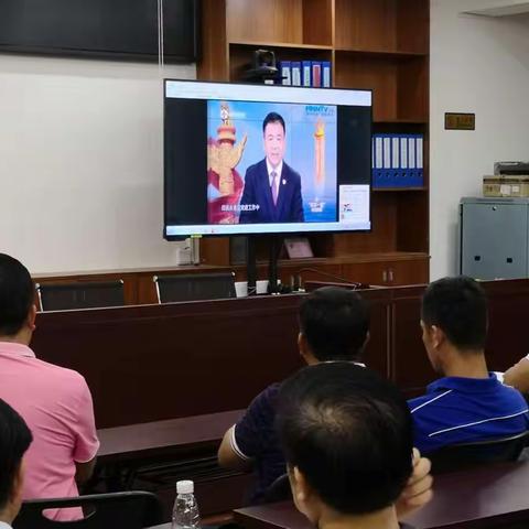 桶井村党总支部组织党员观看“两学一做”电视夜校第二期节目