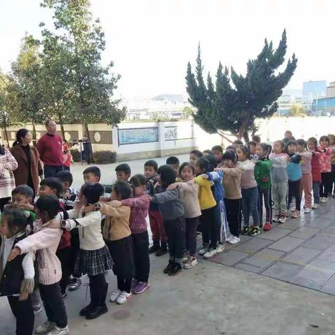 蓝天白云下，我们大手牵小手，一起来加油！———秀山第二小学一（5）班亲子活动