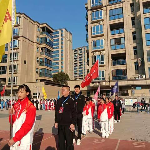 热烈祝贺南山小学李雅暄同学打破玉山县小学组女子垒球记录！