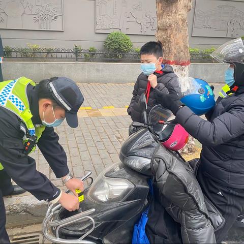 碑林交警一大队赠送温情反光贴 为建小学子出行添安全