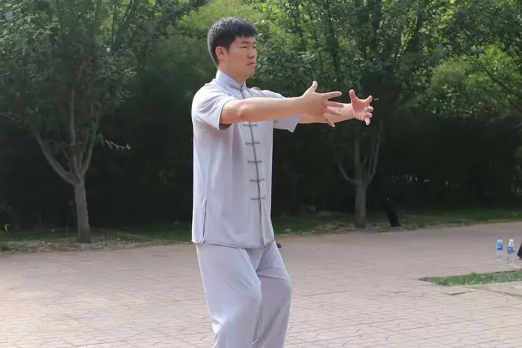 混元桩正身姿养筋骨通经络