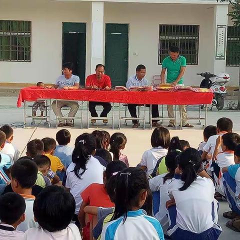 利国镇乐二小学2018---2019学年度第二学期期中考颁奖活动