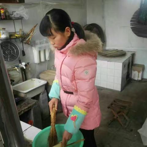 上官镇二初中“小手拉大手，敬老我先行”活动