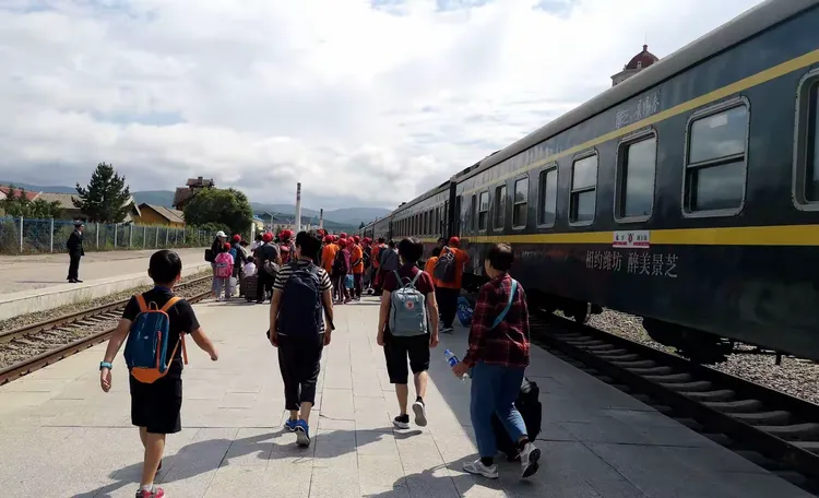 孙浩哲乘火车游阿尔山