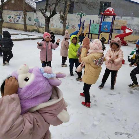 东章幼儿园开展《雪》主题教育