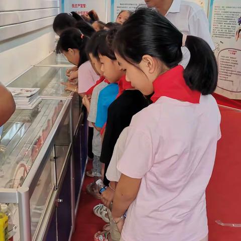 潭西镇溪美小学组织学生参观禁毒展览活动
