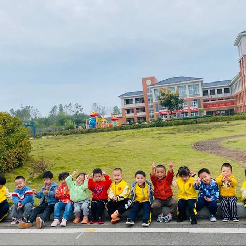 “衣”愁莫展 “协”奏曲—雨露幼儿园芽芽四班自理能力提升记