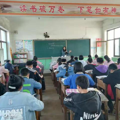 这个学校也在开展示范课和主题教研活动