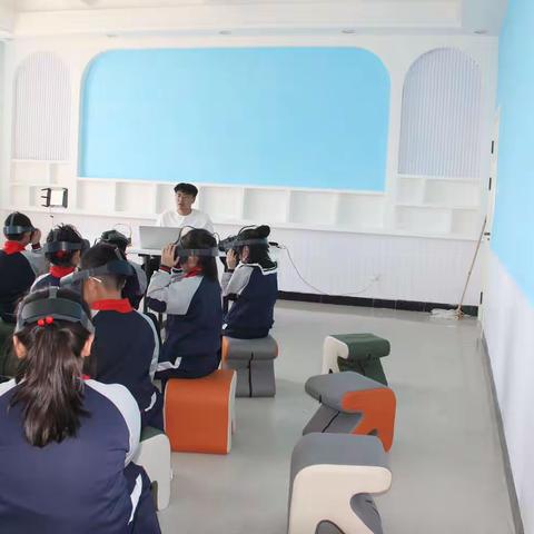【五赛五比争五星  筑牢红色堡垒】畅享VR体验 感受科技魅力——官地中心校开展VR体验活动
