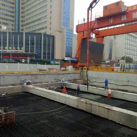 金义东土建施工01标段双溪西路站今日顺利封顶