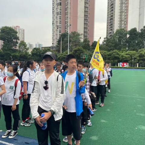 重庆市江北区华渝实验学校六年级六班赴欢乐谷开展建党100周年“红心向党，做自信少年”研学活动