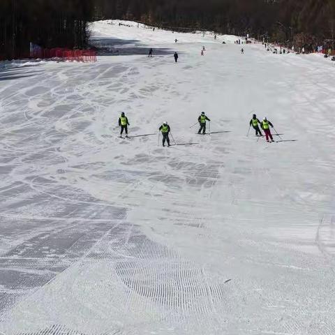 牡 丹 峰 滑 雪 场 拍 滑 雪