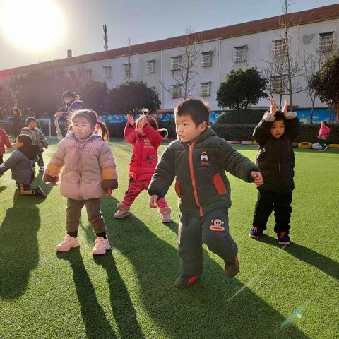 汪集街中心幼儿园小五班举办“庆元旦•迎新春”活动，开启新年的篇章……