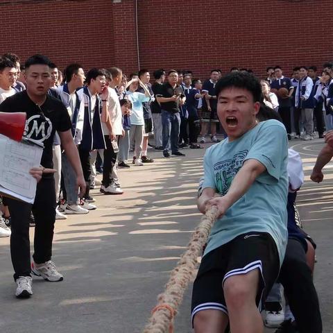心的凝聚，力的较量                    ——高二年级拔河比赛