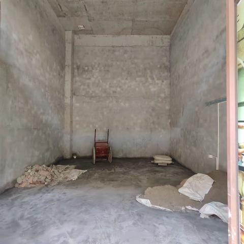 🔑门面出租：领地花屿二期门口6米挑高，产权36自行搭建跃层，旁边学校  公园小区人流量大，年租22800看房6758