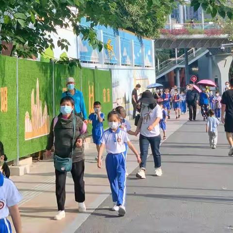 “一路同行，为爱护航”——科高五园小学一（4）班家长执勤记