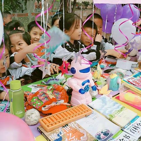 “红领巾动起来·小巧手变废为宝”大卖场