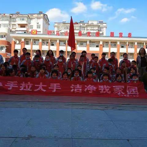 小手牵大手，共创卫生县—弋阳县第一小学五年级（2）班深入社区进行卫生清扫