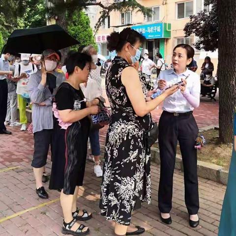 建行大连沙河口支行：炎炎夏日燃激情，外拓营销展风采！