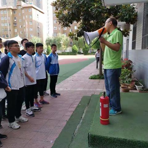 宝鸡市滨河中学举办“消防安全知识培训及灭火演习”