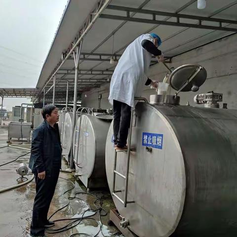 省第三方检测中心来我县开展生鲜乳抽样工作