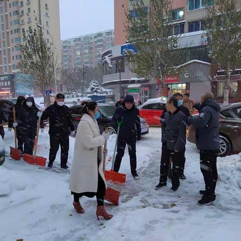 寒风送瑞雪 扫雪暖人心