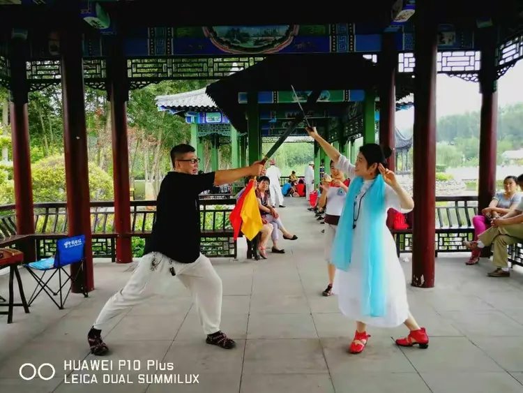 从吹牛到交付：揭秘'连吹带做'职场生存法则