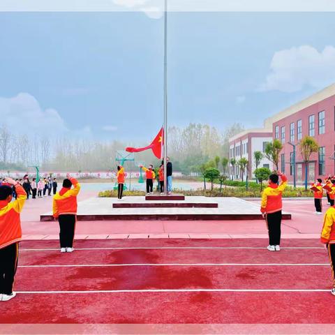 “夸夸我的班级”——光山县第十完全小学主题升旗仪式。