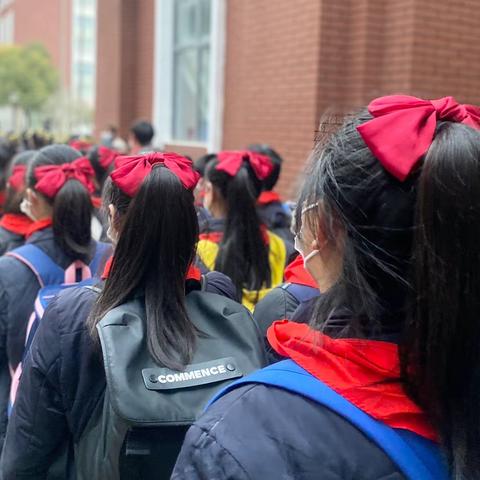 行走之礼铭于心 飒爽英姿少年强——六（2）班“最美路队”评比活动