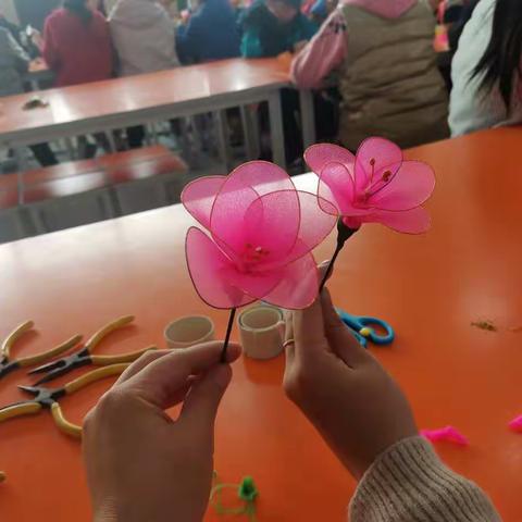 活动中心艺术素养课---制作一朵小红花