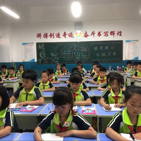 书写中华韵味，勾勒方正人生