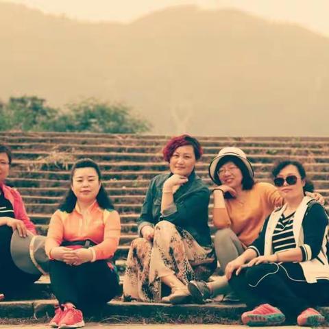 呈坎古镇又名八卦村。被朱熹誉为“呈坎双贤里，江南第一村”，位于黄山市徽州区北部