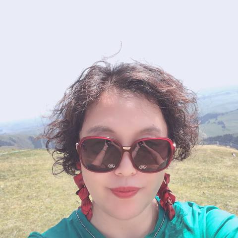 淡雅而不孤寂，繁华而不彰显，独立而不失温暖，坚定也伴着温馨