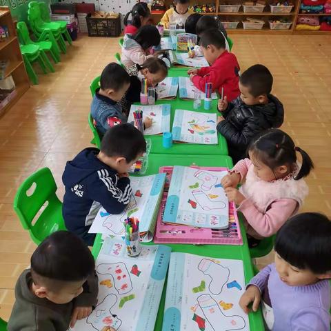 西城小学幼儿园中二班美术活动——漂亮的袜子