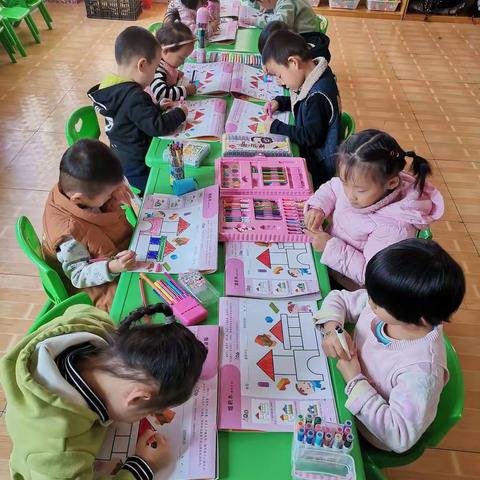 西城小学幼儿园    中二班———《堆积木》