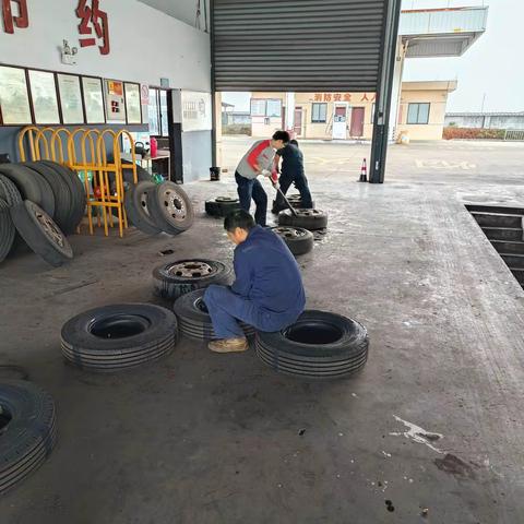 天气转冷，修理班提前检查车辆的隐患，发现问题及时修复。