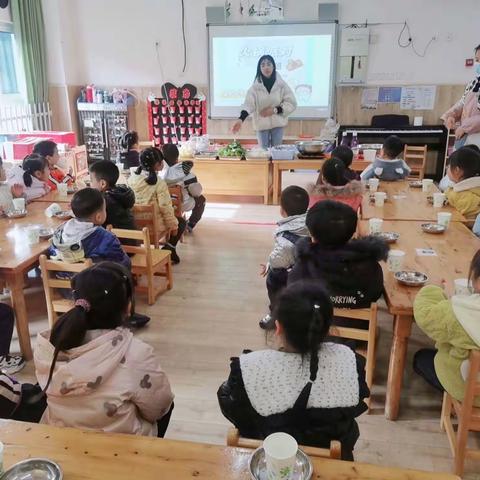 崇州市公议幼儿园中一班“冬日里的温暖"一一吃火锅活动