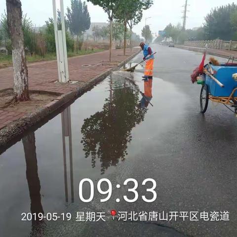 运营三中心风雨后清理淤积道路