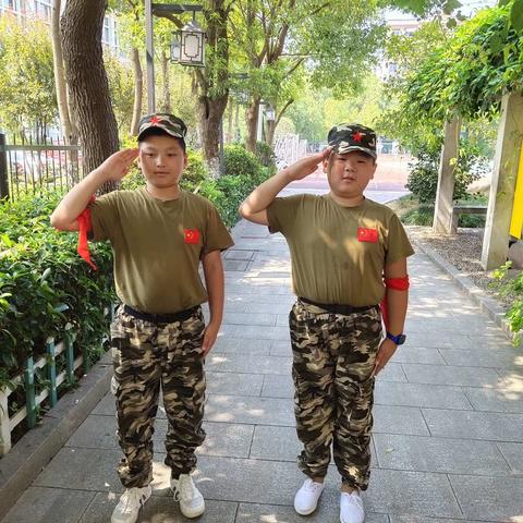 五(5)班军训照