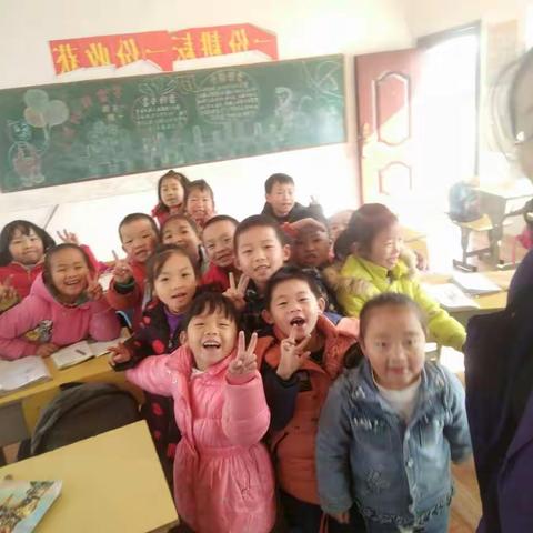 教了一学期的孩子们，不得不分别。希望你们要健康快乐的成长。