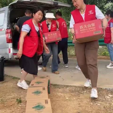 夏日送清凉，关怀暖人心——春雨春晓志愿者协会党支部助力乡村振兴