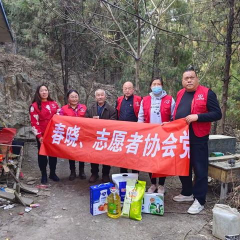 雷锋在身边 老人暖心间 春雨、春晓志愿者协会雷锋月开展“践行雷锋精神 ”志愿服务活动<二>