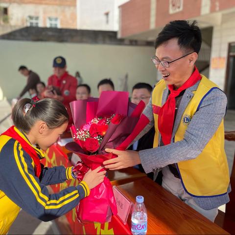 冬日暖阳萦山岚，微风和煦拂学子——记深圳狮子会振华服务队助学双华镇第一小学公益活动