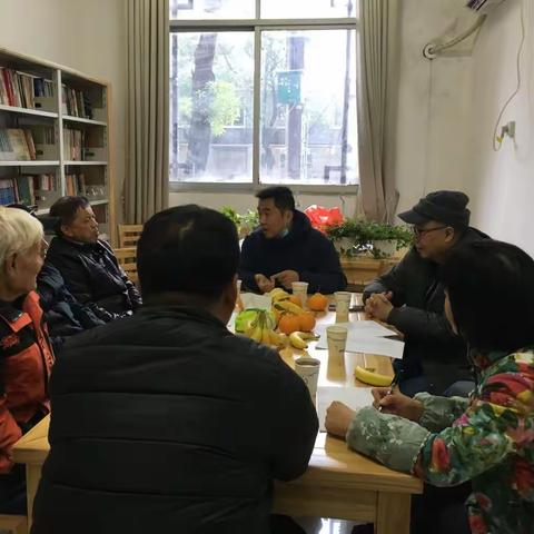 心系老同志  帮困解难题               综合服务中心：召开老同志代表座谈会