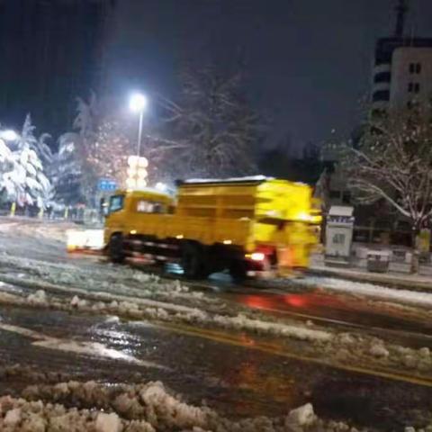 大雪纷飞不夜天，冰天雪地忙除雪